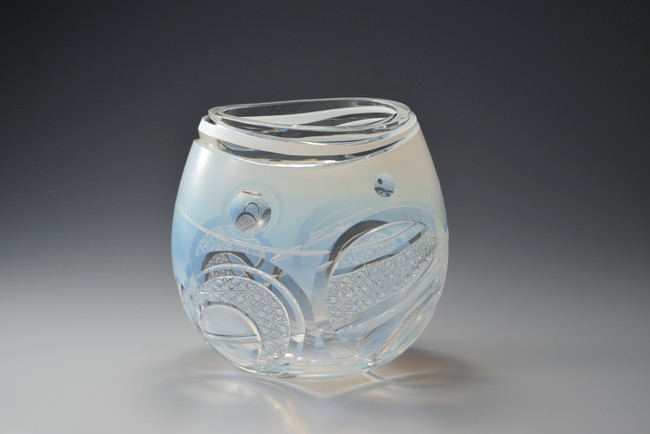 分野：諸工芸ー切子ガラス　作者名：小川 郁子　作品名：被硝子切子花瓶「冬慈」