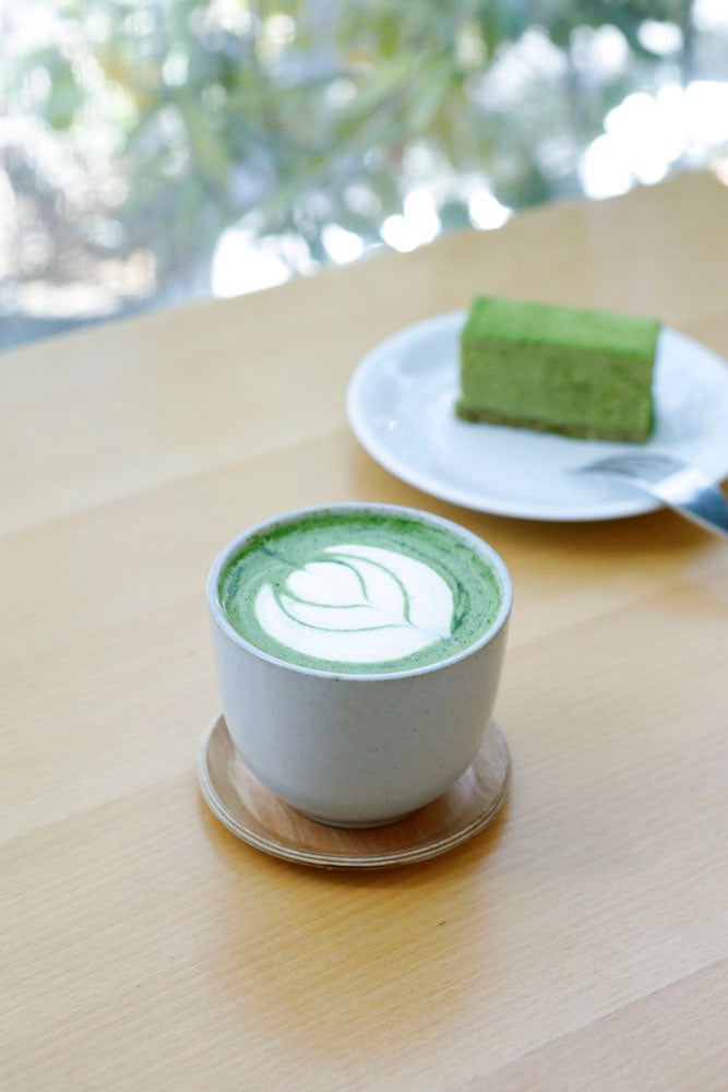 左：藤枝市の抹茶ラテ、右：菊川市の緑茶チーズケーキ