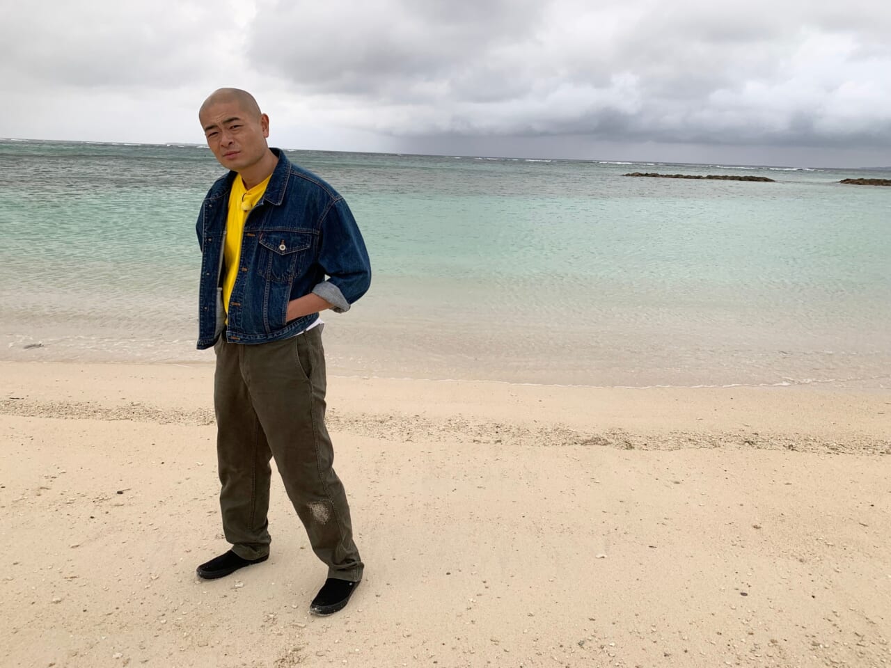 あばれる君が沖縄へ！　きれいな海をバックにキメ顔(？)