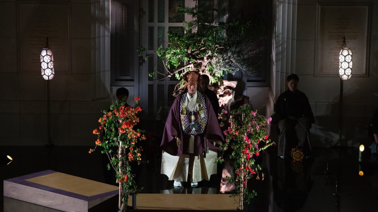 公演された「石橋（しゃっきょう）」。華道家辻氏によるいけばなによる舞台演出が映える。Photo Yamato Ikehara（YUKI TSUJI, Plants Sculpture Studio Inc.）