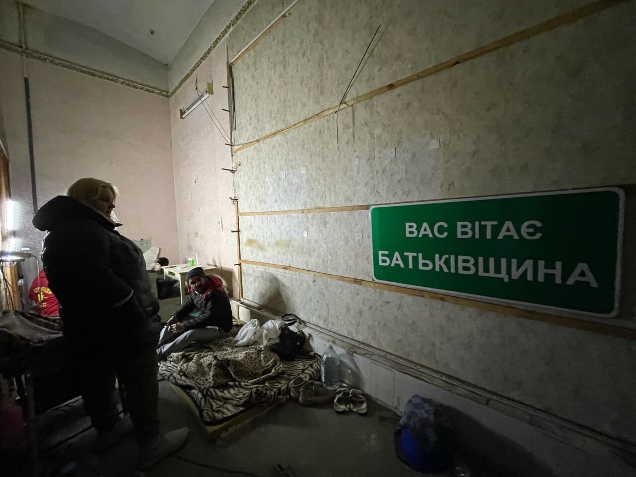 「祖国へようこそ」とウクライナ語で表記された道路標識の作品はシェルターへも持ち込まれている。
