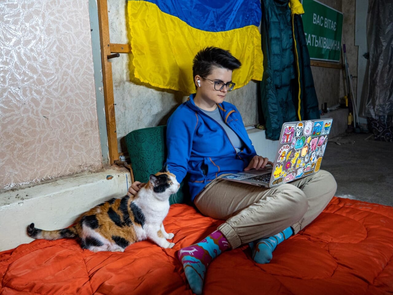 ウクライナのハルキウのアーティストでミラゾムのメンバーであるオリア・フェドロヴァさんは爆撃から身を守るため、家族と地下シェルターで過ごしている。
