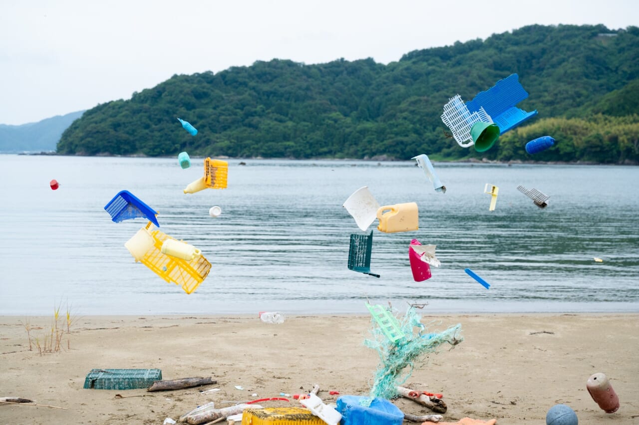 浜辺には多くのプラスチックゴミが漂着
