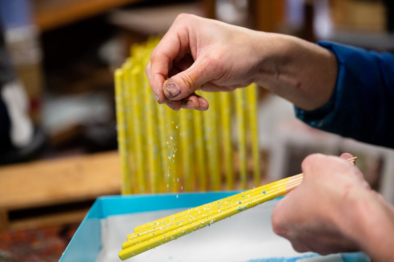 砕いたプラスチックを散りばめる