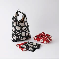 「Travel Scarf  Fig」（アカ)（クロ） ¥7,920 「Triangle BagFig」(アカ)（クロ）¥9,350