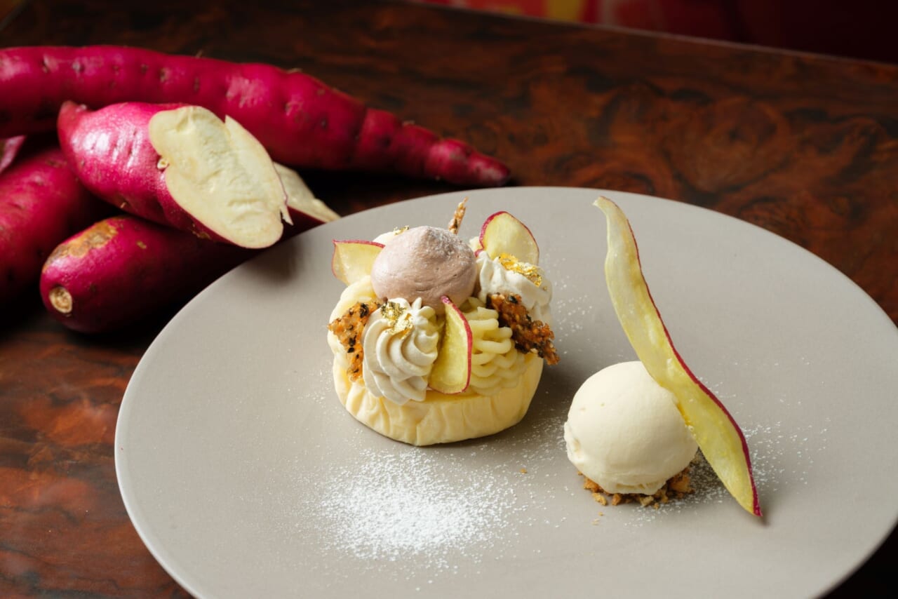 左：五郎島金時とバスクチーズケーキのモンブラン 大野直源醤油のエスプーマ　 右： バニラアイスクリーム