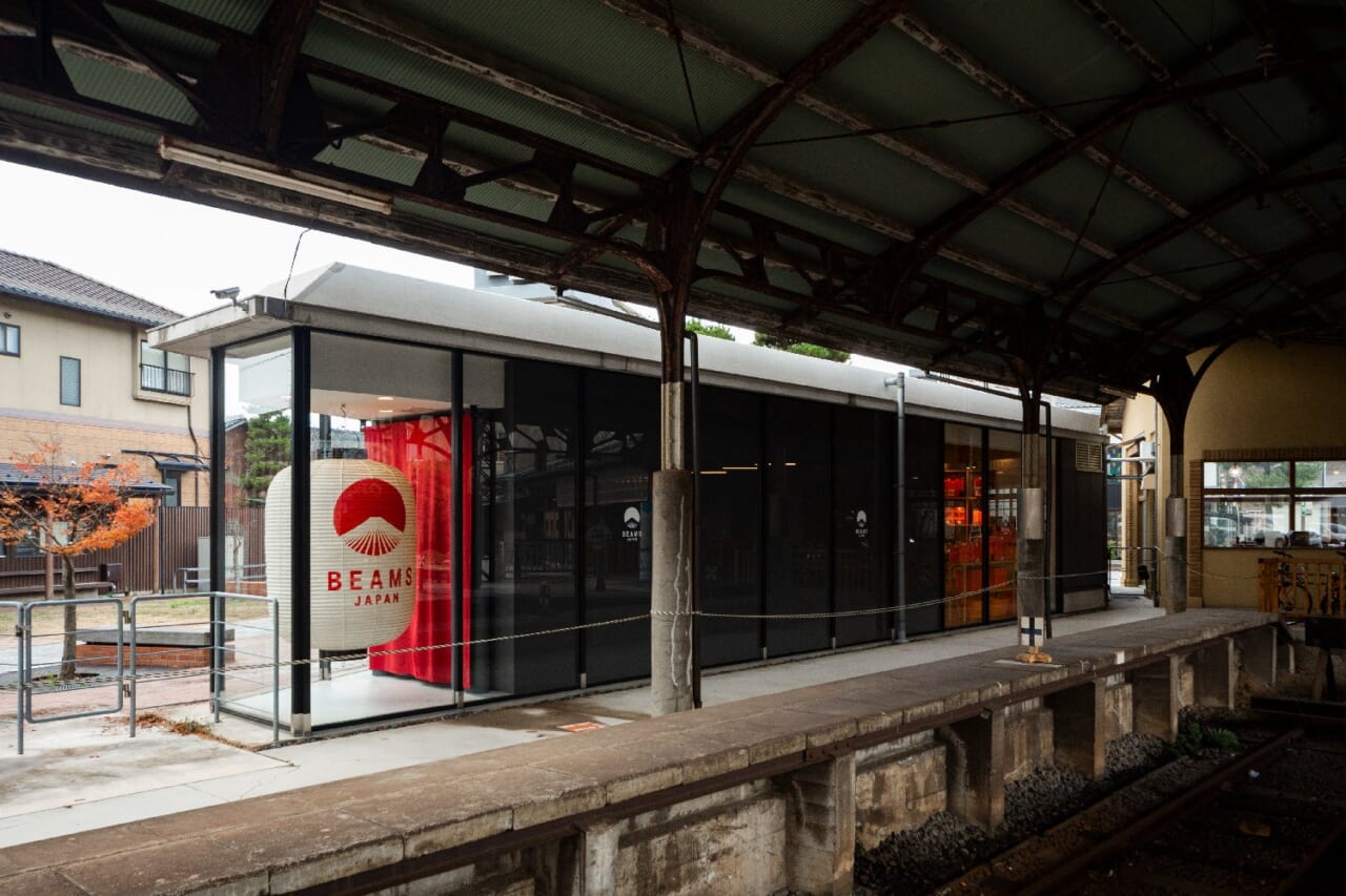 一畑電車「出雲大社前駅」に隣接し、出雲大社を訪れる参拝客や地元の方をお迎えする提灯