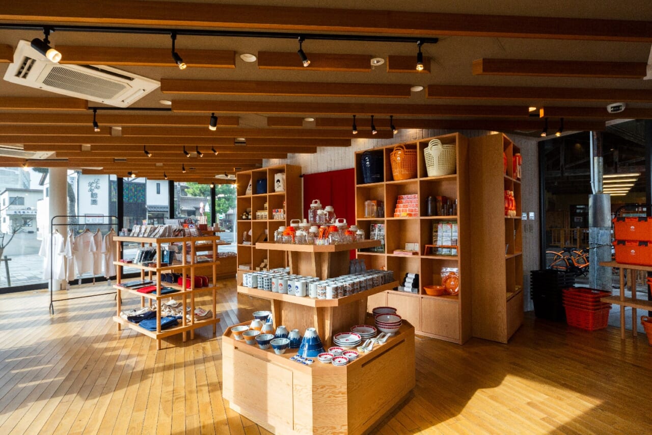島根・出雲の土産物と日本全国の銘品がならぶ、ガラス張りで開放感のある「ビームス ジャパン 出雲」の店内