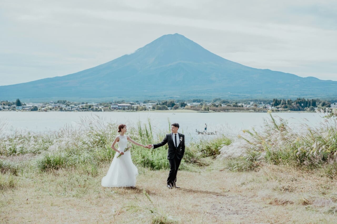 富士山をバックに行う「河口湖ウェディング」