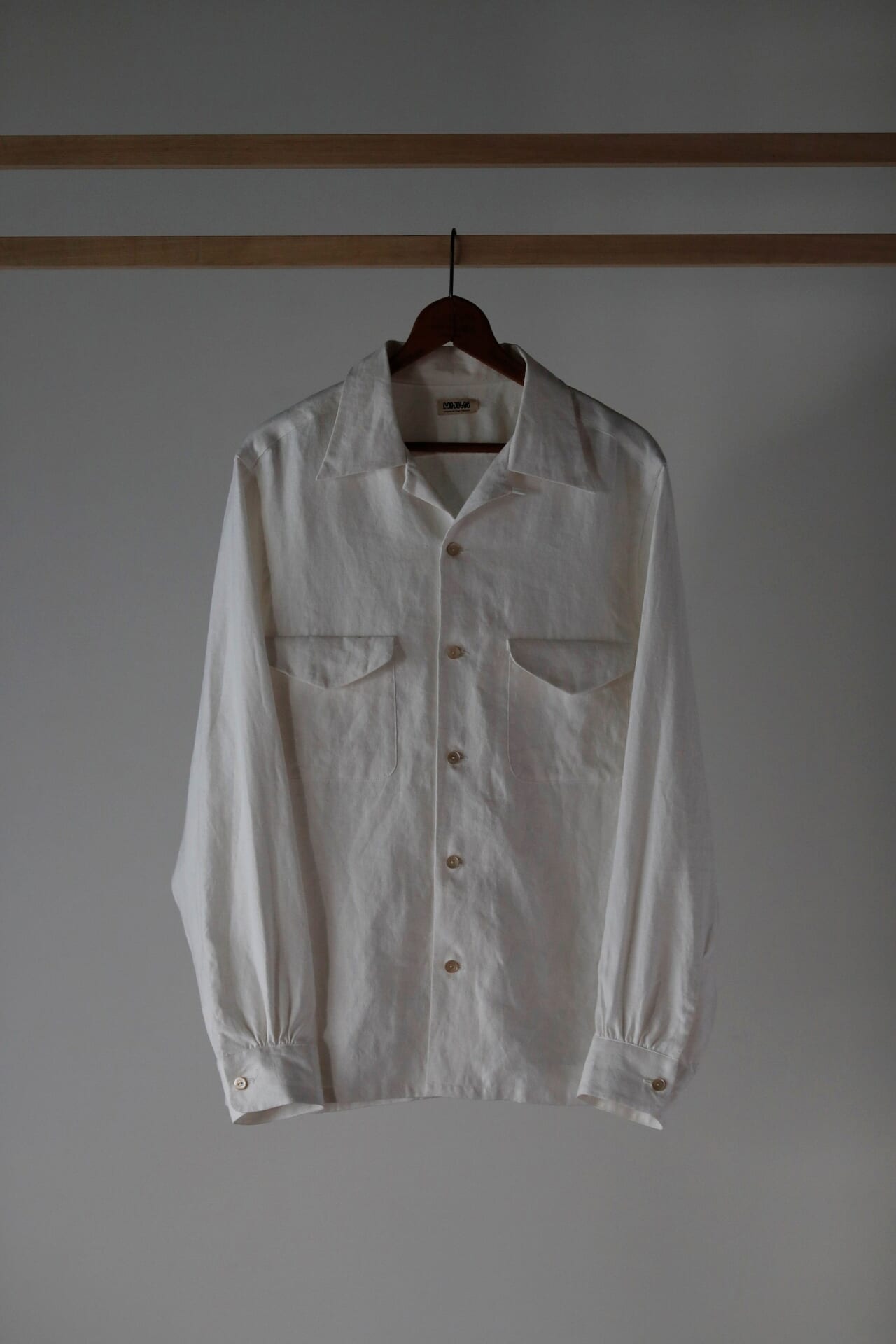 1950年代アメリカ製のオープンカラーシャツをベースに、身頃やパッチポケット、貝ボタンによって当時の仕様を再現。Lot.101 Open Collar Shirt 　49,500円