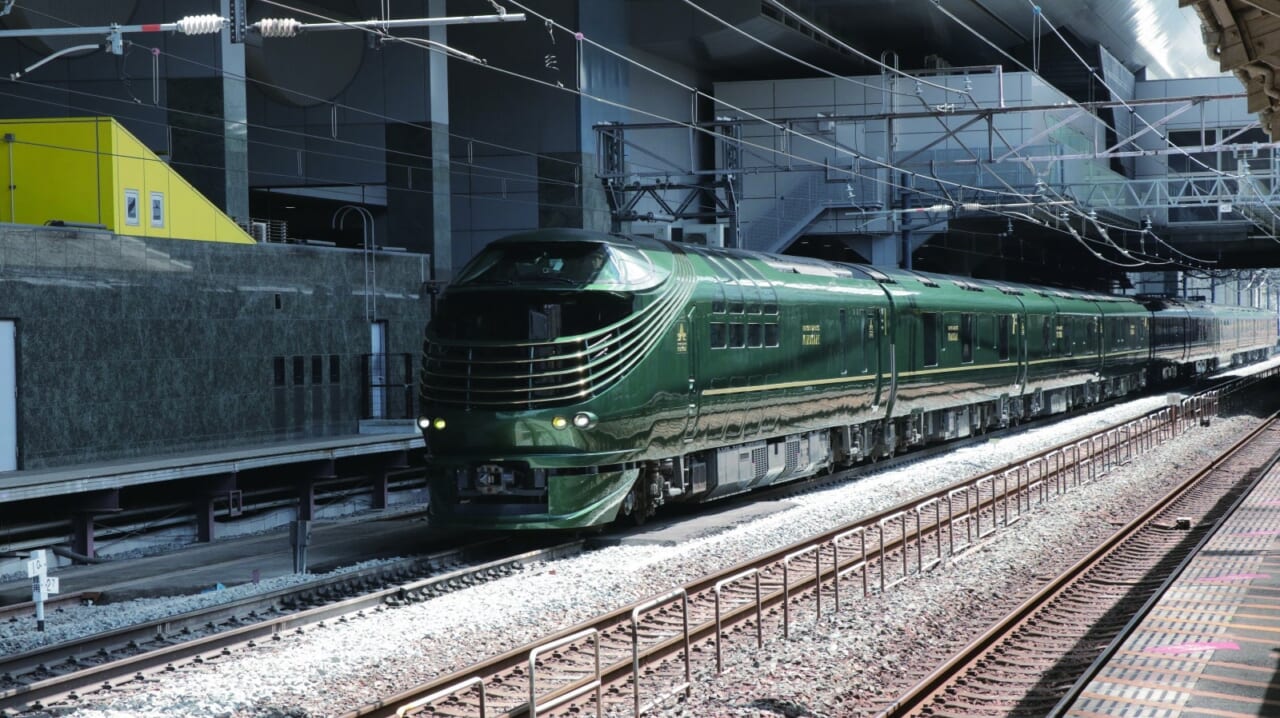京都駅と「瑞風」（提供JR西日本）