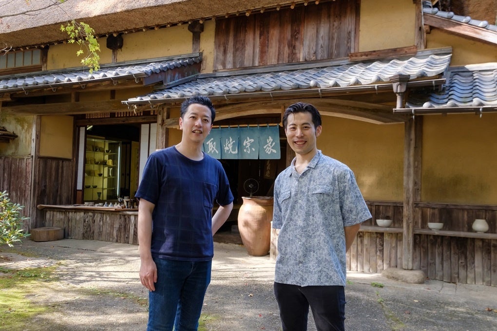 髙取焼宗家を訪ねた料理長・窪津朋生（左）と高取春慶氏（右）