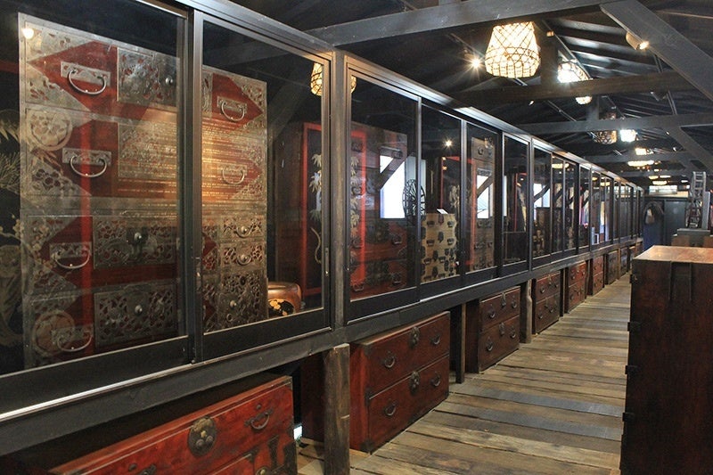 旧家や豪農で使用されていた箪笥を展示した「時代箪笥回廊」