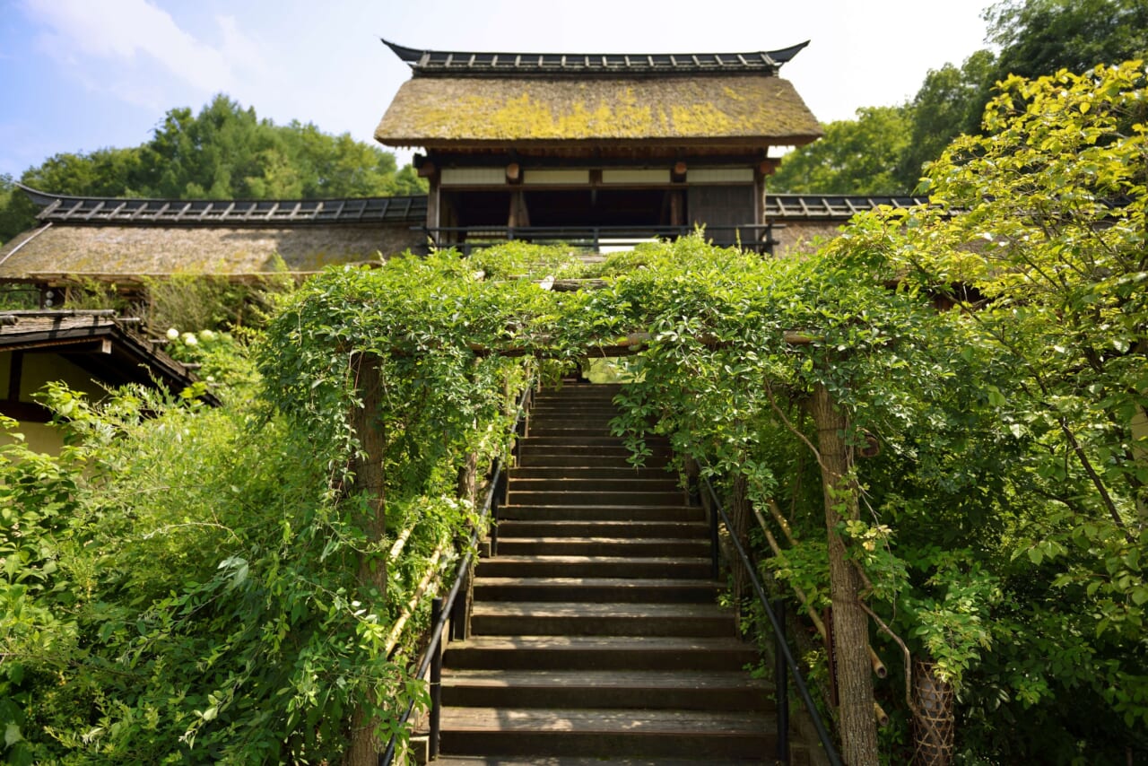 東北地方の庄屋や豪農の家を100年以上にわたって支えてきた古材を使った旅籠の玄関口「長屋門」、合掌造りの切妻屋根が風格を醸しだす