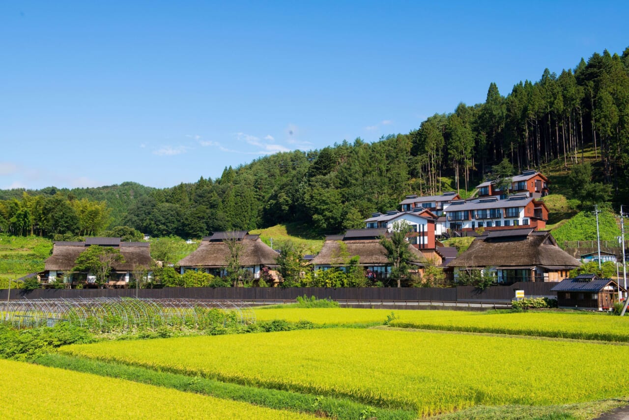 広大な敷地にかやぶき家屋が点在し、日本の原風景を再現。