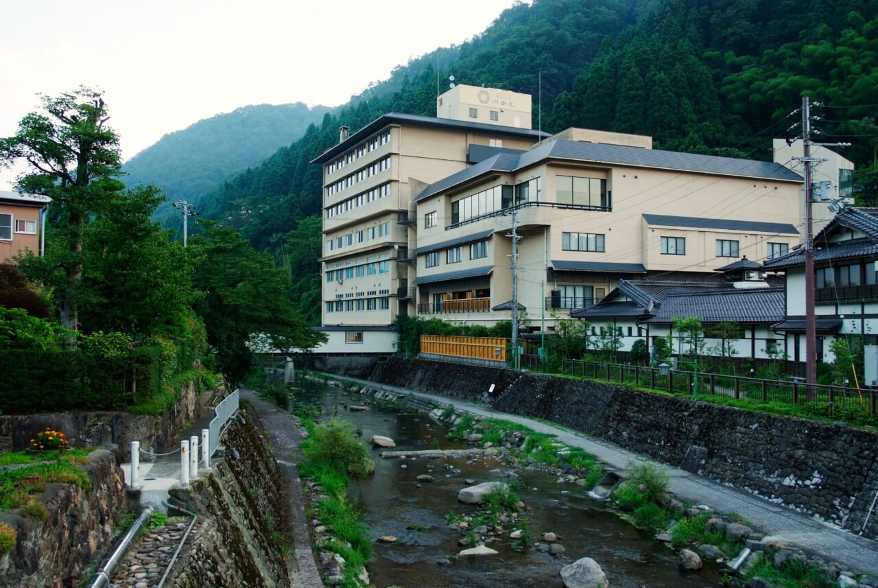 外観とすぐ横に流れる春来川