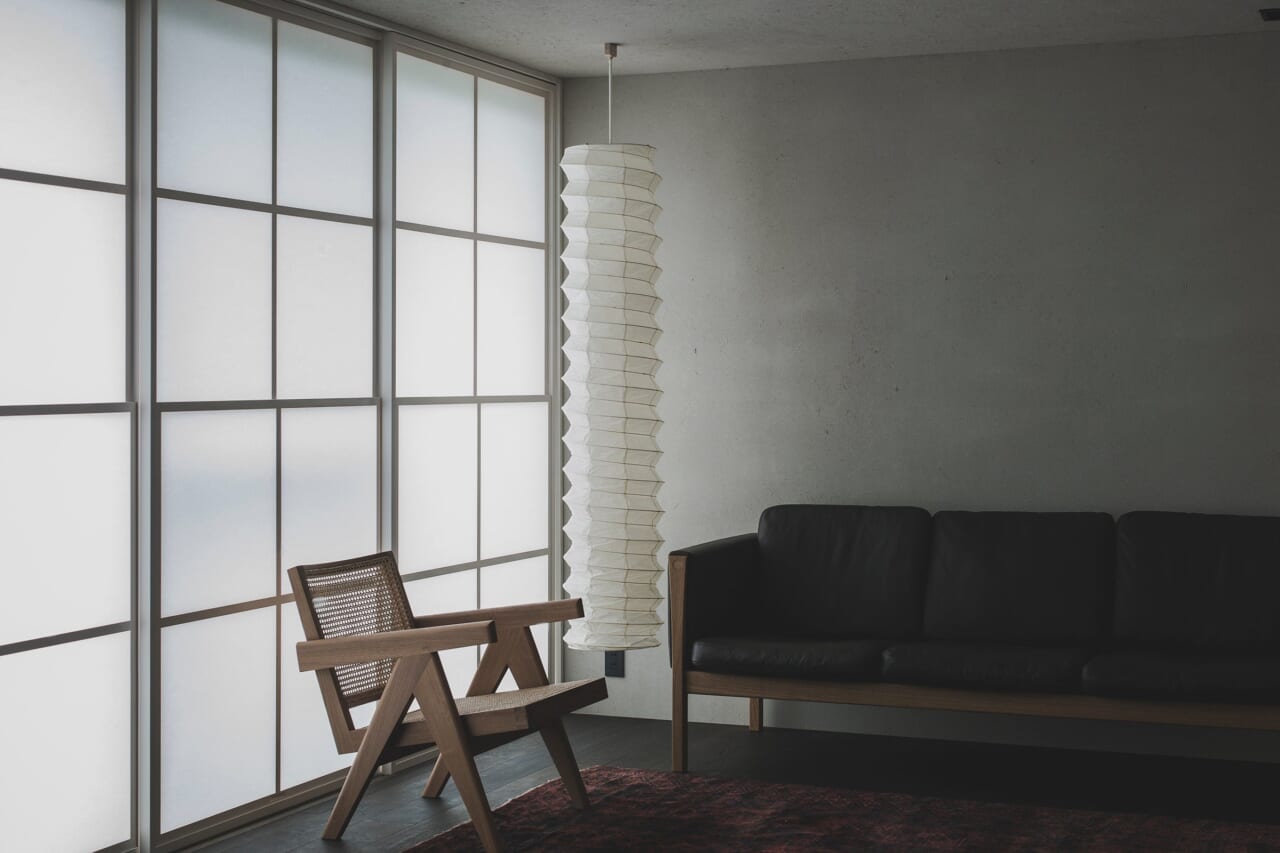 二頭の蚕からつくられる表情豊かな「しけ絹」を 壁と天井一面に贅沢に使用した客室「絹 ken」