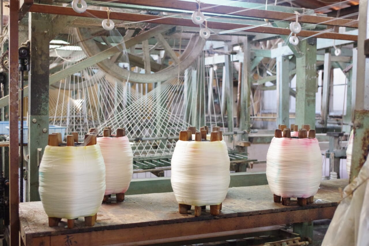 素材は与謝野町、創業100年の丸仙株式会社の最高級絹糸、ずっと受け継がれてきた技術で作られた素材を使用
