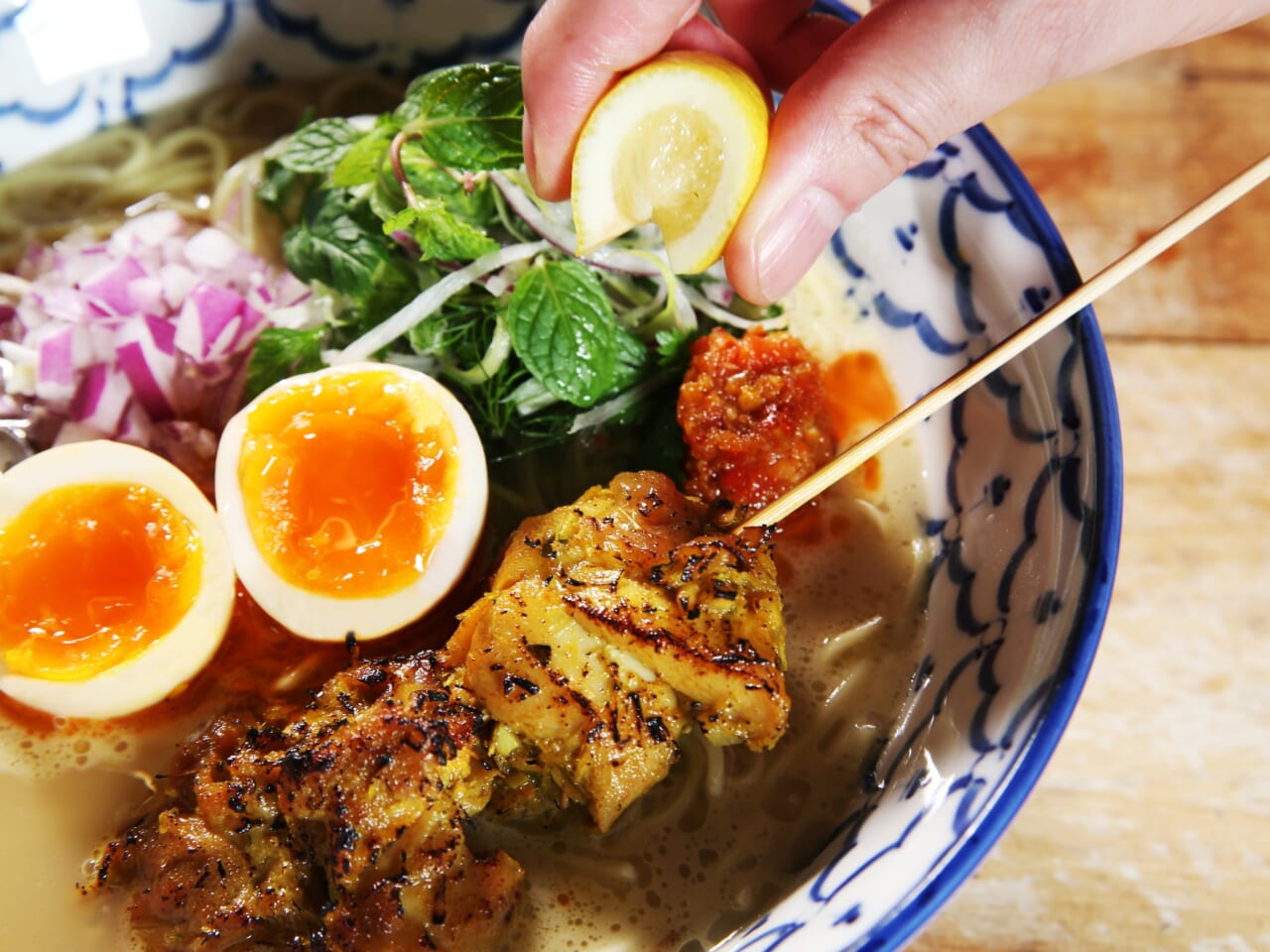 チキンサテとレモンの鶏白湯ラーメン 