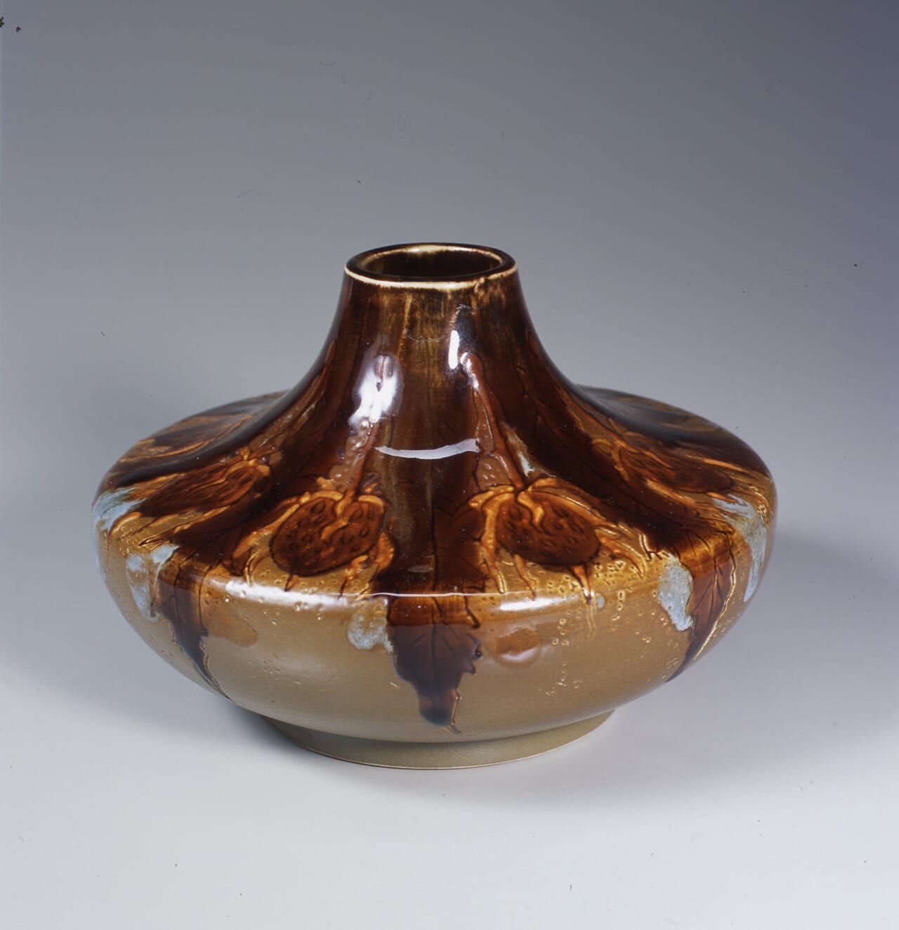 ショワジー・ル・ロワ製陶所《果実文花瓶》1902以前