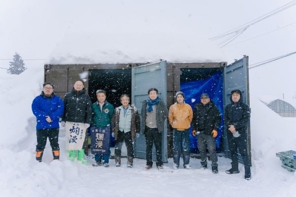 雪室を前に集まる会員のメンバー