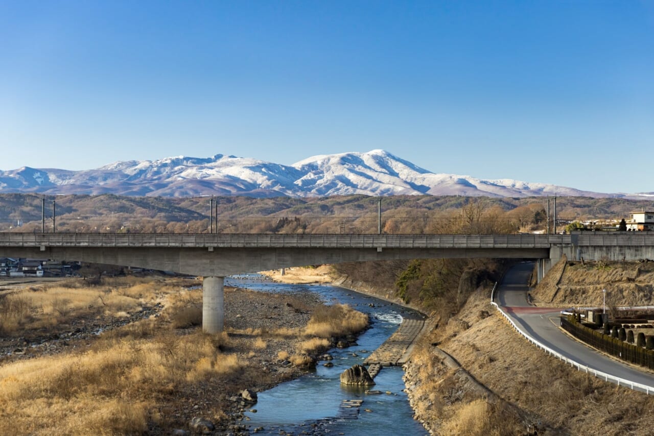 雄大な山岳に囲まれ、豊かな自然が広がる