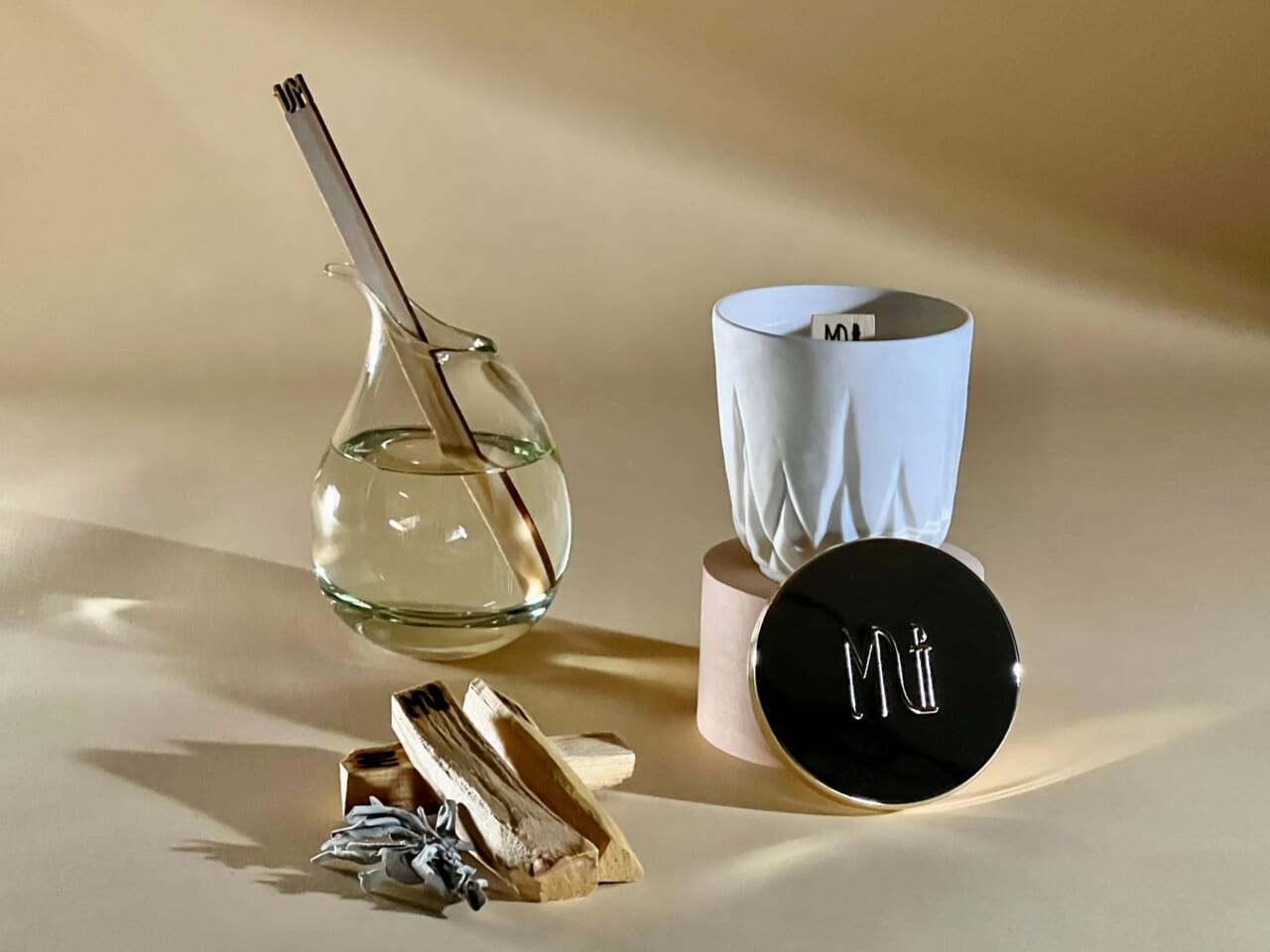 左上：Blown Glass Aroma Diffuser 左下：Palo Santo &  White Sage 右：Pottery Aroma Candle 