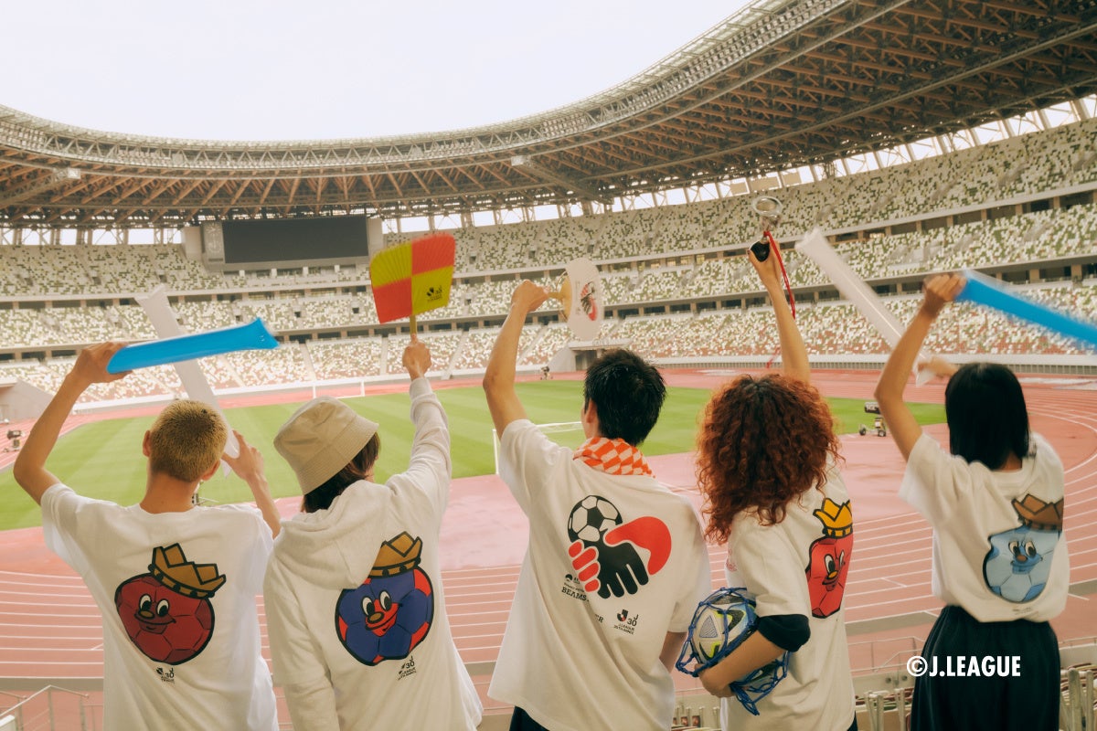 （左から）60クラブコラボTシャツ／鹿島アントラーズ、60クラブコラボTシャツ／FC東京、BEAMS SOCCER Tシャツ、60クラブコラボTシャツ／名古屋グランパスエイト、60クラブコラボTシャツ／川崎フロンターレ