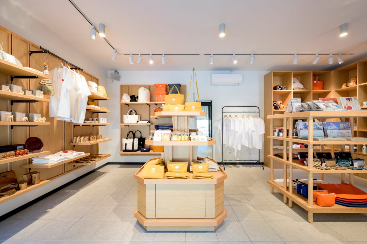 BEAMS JAPANと地元事業者で開発した店舗限商品などが並ぶ「ビームス ジャパン 日光」の店内