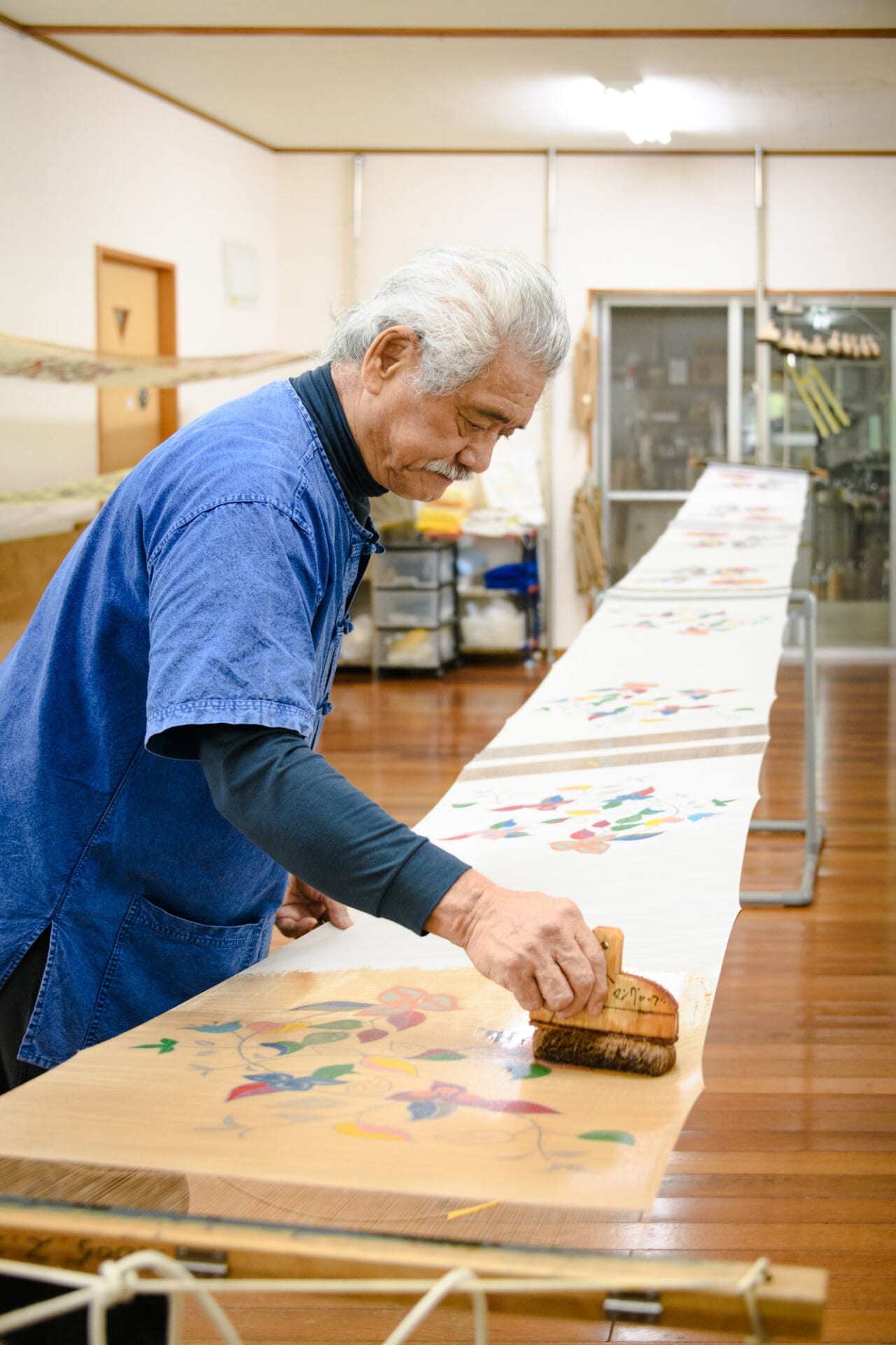 藤崎眞　1971年　名渡山愛擴氏に指示　1974年　藤崎紅型工房設立　1995年　名護市に移住　2012年　沖縄県優秀技能者として表彰を受ける