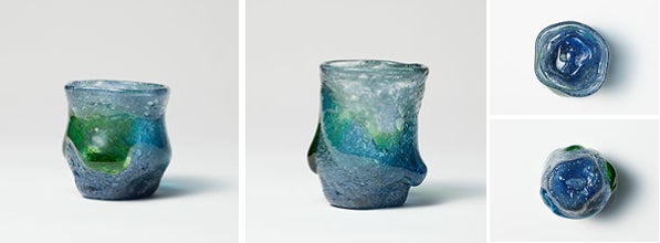 左：群青変形グラス、中：群青変形ビールグラス、 右上：グラスの口が変形したユニークなデザイン、右下：グラスの底には稲嶺盛一郎氏の「一」の刻印