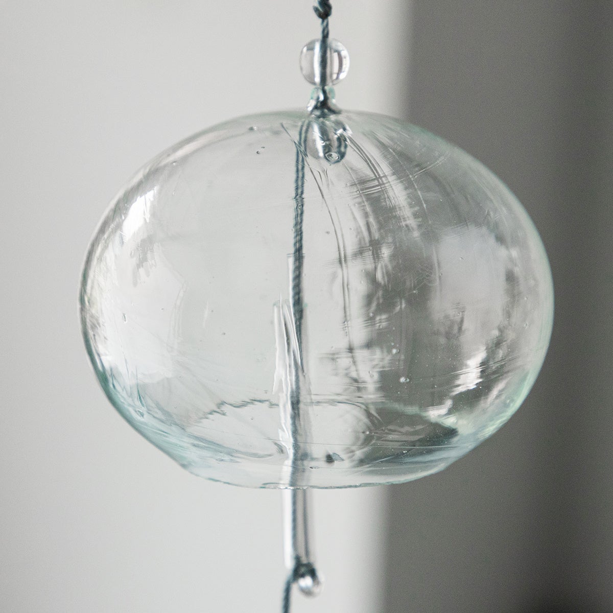 ガラスの泡やシワは、異なる個性 として、ハンドメイドならではの魅力とTSUCHI-YAでは考えています