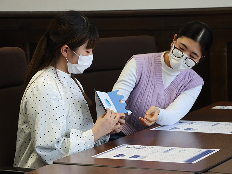 大会組織委員会へのデザイン説明会にてプレゼンする学生