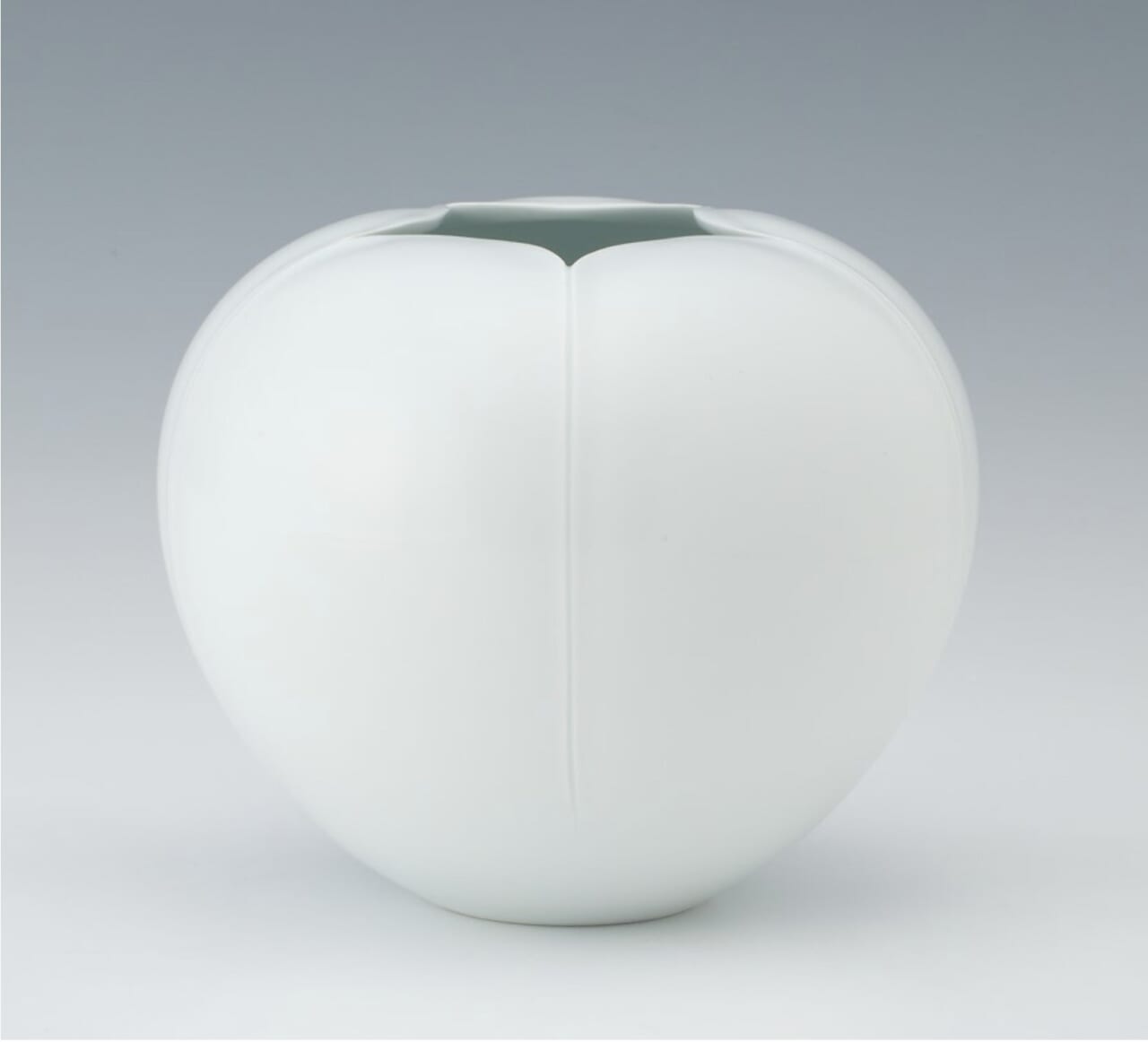 白磁蕾花瓶（はくじつぼみかびん）令和2年第48回伝統工芸陶芸部会展