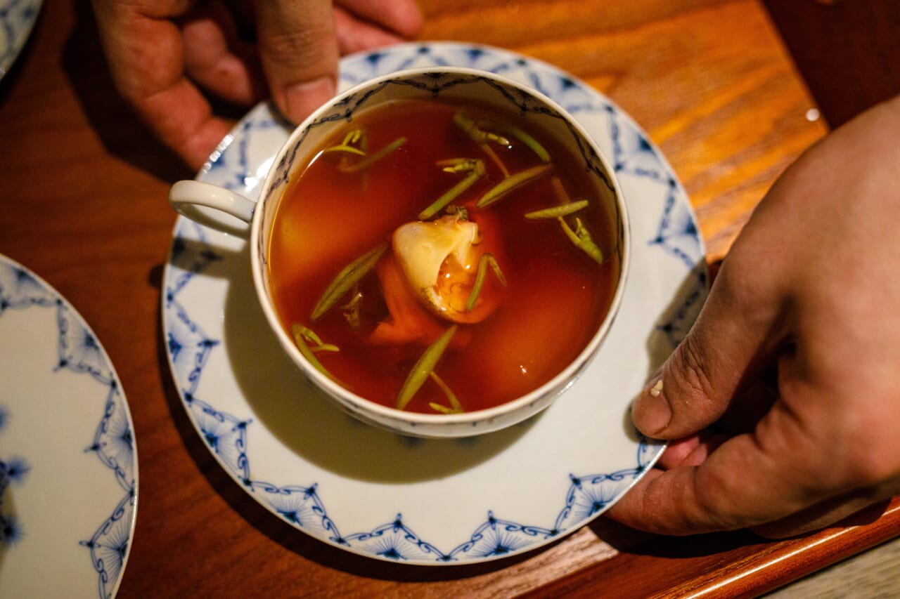 稗田氏による、台湾特有の山の幸「愛玉」を使用した現地の香りが広がるスープ